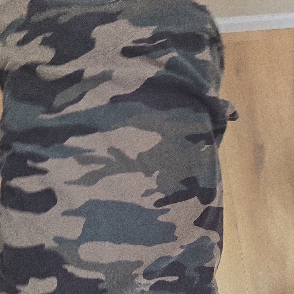 Hollister Men's Camouflage Tee - Black and Tan - Picture 4 of 7